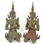 <b>Par de esculturas</b> tailandesas em bronze representando divindades em atitude de prece. Séc. XVIII / XIX. Alt. 80 cm