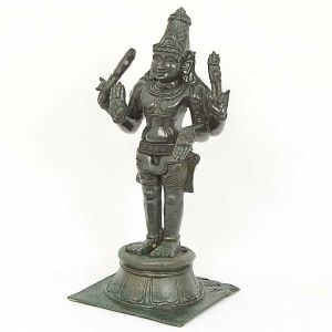 <b>Escultura</b> tailandesa representando divindade de pé sobre pedestal. Séc. XIX. Alt. 55 cm