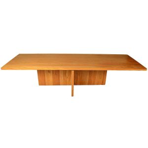 Marcenaria Serpa-RJ - Grande <b>mesa</b> de jantar retangular com tampo em fino acabamento de madeira nobre. Base no mesmo estilo, formando estrutura em cruz. Med. 75 x 330 x 110 cm