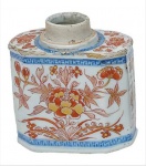 "Tea caddie" em porcelana Companhia das Índias Chinese Imari decorada em policromia floral nas suas tonalidades características de azul índigo e "rouge de fer" sobre fundo branco. Séc. XVIII. Alt. 10 cm
