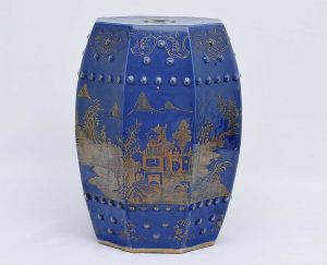 <b>Tamborete</b> de jardim, "garden seat", de lados chanfrados, em porcelana chinesa do séc. XIX. Decorado com paisagens a ouro sobre fundo "powder blue". Alt. 50 cm