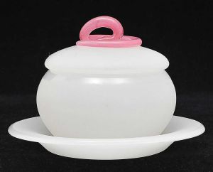<b>Pote</b> bojudo<b> com tampa e prato </b>em opalina francesa branco leitoso com pega em ondulação rosa. Séc. XIX. Diâm. do prato 14 cm