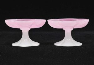<b>Par de saleiros </b>franceses em opalina com parte superior em forma de trevo em rosa e branco. Séc. XIX. Alt. 7,5 cm; Compr. 12 cm