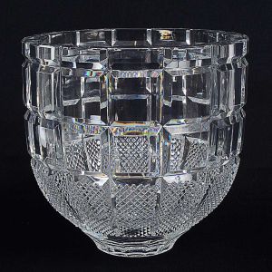 Robusto <b>vaso</b> bojudo europeu ou porta champanhe em grosso bloco de cristal lapidado com elementos quadrados e parte inferior em bico de jaca. Alt. 23,5 cm; Diâm. 23 cm