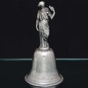 <b>Sinete </b>em prata francesa lavrada e perolada com haste em forma de figura feminina do classicismo. Contraste "Cabeça de Mercúrio" usado de 1840 a 1879. Alt. 10 cm