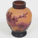 Emile Gallé - Pequeno e antigo<b> vaso </b>em pasta de vidro acidulado na cor amarela decorado com flores e folhas em tonalidades rosadas. Assinado. Alt. 13,5 cm