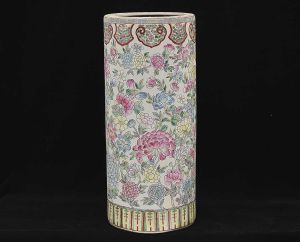 <b>Bengaleiro</b> cilíndrico em porcelana policromada com profusão de flores. Alt. 63,5 cm; Diâm. 27 cm