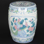 "<b>Garden seat</b>" em porcelana chinesa decorada em policromia florida e figuras de aves em rosa, verde e azul sobre fundo branco. Alt. 41 cm; Diâm. 30 cm