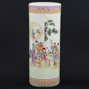 <b>Porta guarda-chuvas</b> cilíndrico em porcelana chinesa, decorado em rica policromia com figuras de nobres em cena de jardim. Alt. 61,5 cm