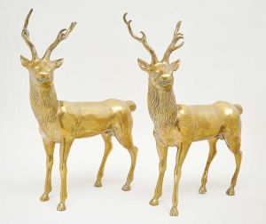 <b>Par de estatuetas</b> modeladas em figuras de alces em bronze dourado. Anos 60. Alt. 47 cm; Compr. 36,5 cm