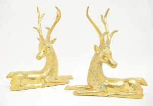 <b>Par de estatuetas</b> modeladas em figuras de cervos em posição sentada, em bronze dourado com delicados adornos florais. Ano 61. Alt. 45 cm; Compr. 46 cm