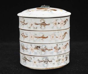 <b>Marmiteiro</b> em porcelana chinesa, decorado em policromia com flores, pássaros e ideogramas. Alt. 13,5 cm; Diâm. 12 cm
