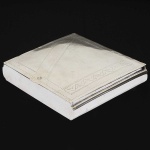 Antiga <b>caixa </b>retangular em prata árabe com tampa lavrada. Med. 4,5 x 20 x 18 cm. Peso 550 gramas