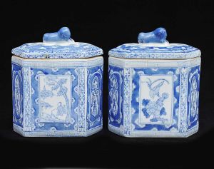 <b>Par de caixas de chá </b>chinesas em porcelana, de forma hexagonal, decoradas em arabescos e paisagens na cor azul sobre fundo branco. Alt. 20 cm