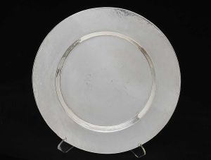 Grande<b> travessa </b>circular em metal espessurado a prata lisa. Marca da manufatura Marilena, no verso. Diâm. 50 cm