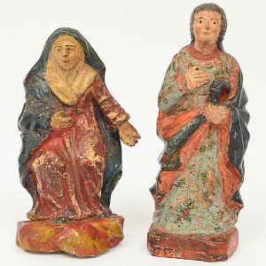 Conjunto de <b>duas imagens </b>de santas brasileiras em barro cozido policromado. Séc. XVIII. Uma mão da SantAnna colada. Alt. 16 e 14 cm