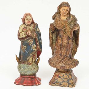 Conjunto de <b>2 imagens </b>brasileiras em madeira representando Nossa Senhora, ambas com policromia de época. Falta uma mão da imagem maior. Alt. 16,5 e 15 cm