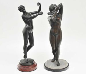 Lote de<b> 2 antigas esculturas </b>europeia em bronze patinado representando nus femininos. Uma assinada Dom Vanden Bossche. A maior rachado em um tornozelo. Alt. 53 cm e 52 cm com as respectivas bases.