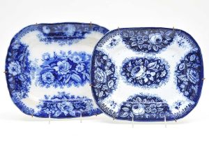 Conjunto de<b> 2 travessas</b>, uma levemente maior, em cerâmica inglesa, dita "Borrão", decoradas com flores em azul intenso sobre fundo branco. Marca da manufatura no verso. Séc. XIX. Med. 33 x 27,5 cm e 35,5 x 29 cm